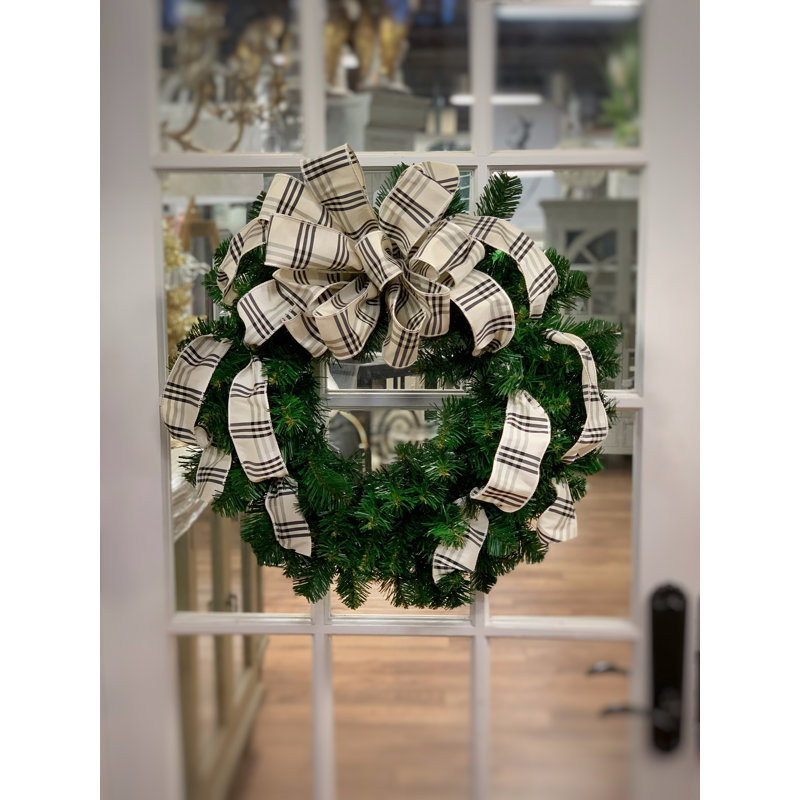Couronne Quint Evergreen avec crème et ruban écossais noir