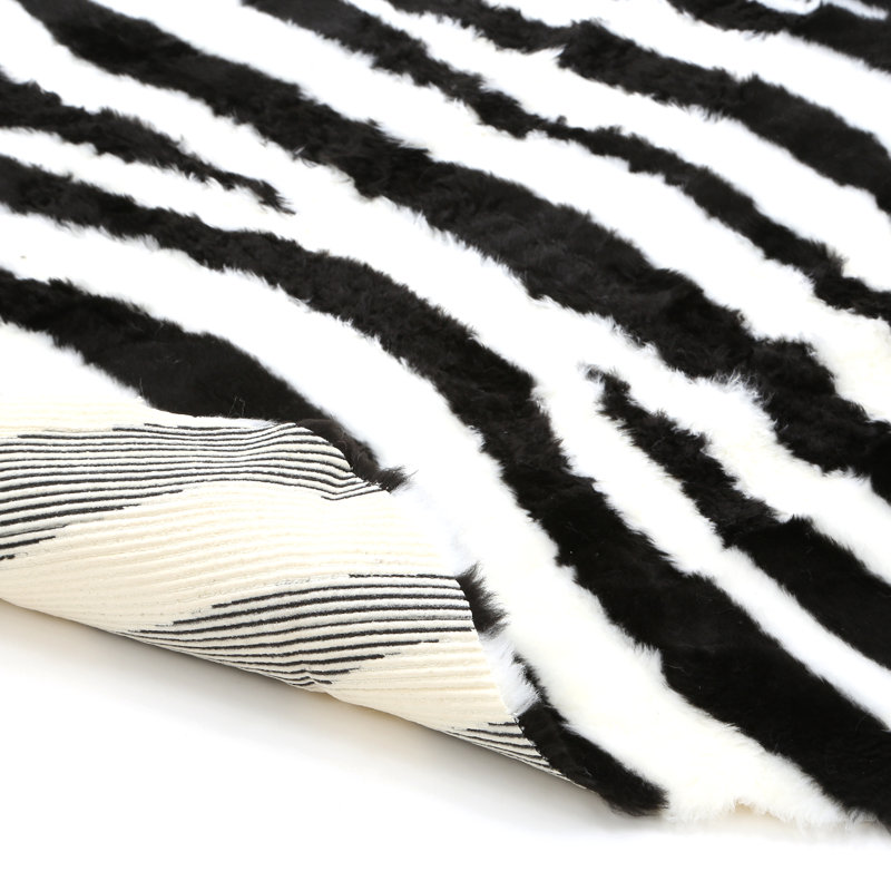 Tapis en fausse fourrure Zebra, Rectangle 3 pi 3 po x 4 pi 7 po