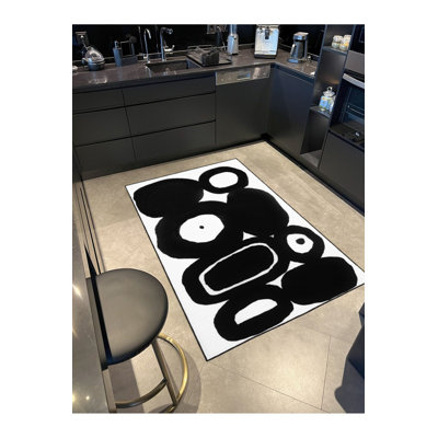 Tapis noir à motif géométrique noir