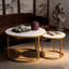 Ensemble 2 tables basses gigognes à plateau blanc et gris, cadre doré, tables rondes en marbre et motif circulaire, salon, chambre à coucher, appartement, table de chevet simple, industrielle