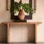 Console en bois massif de style américain.