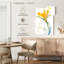 Fleurs jaunes Harnek dans un vase transparent-108256226