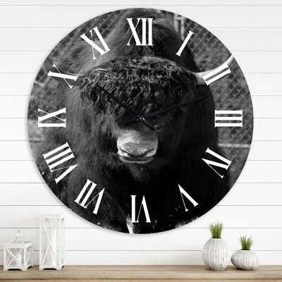 Portrait d'un taureau sauvage dans la forêt hivernale II - Horloge murale de ferme