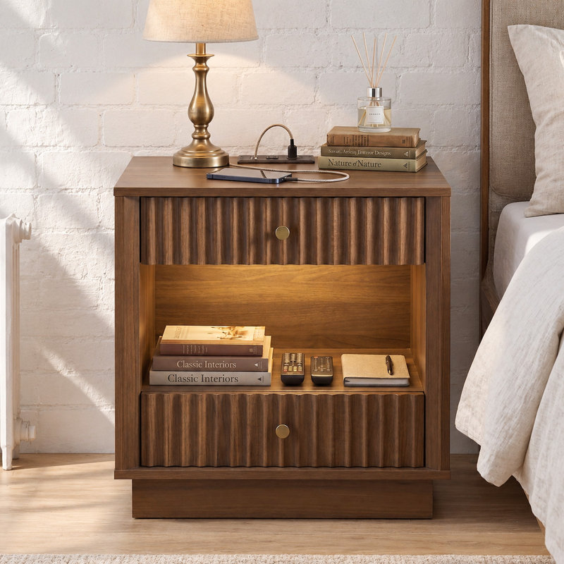 Table de chevet de 60,5 cm de large avec 2 tiroirs, lumière DEL et tablette ouverte, et station de recharge intégrée., Brown