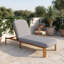 Chaise longue d'extérieur en bois d'acacia avec dossier réglable à 3 positions et coussins pour solarium-133227630