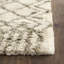 Tapis en laine et coton ivoire et vert à motif géométrique touffeté à la main Benyam-640944564
