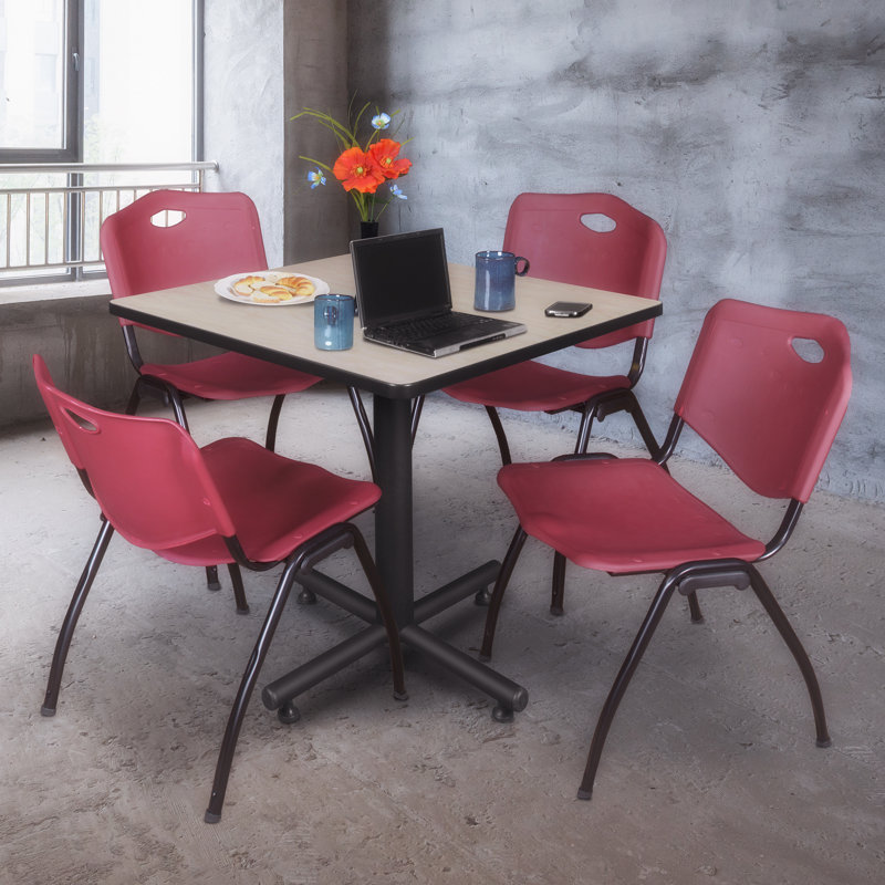 Table de salle de repos carrée Nicklo, chaises empilables 4 M, Bourgogne, 29" H x 30" L x 30" D, Cerisier