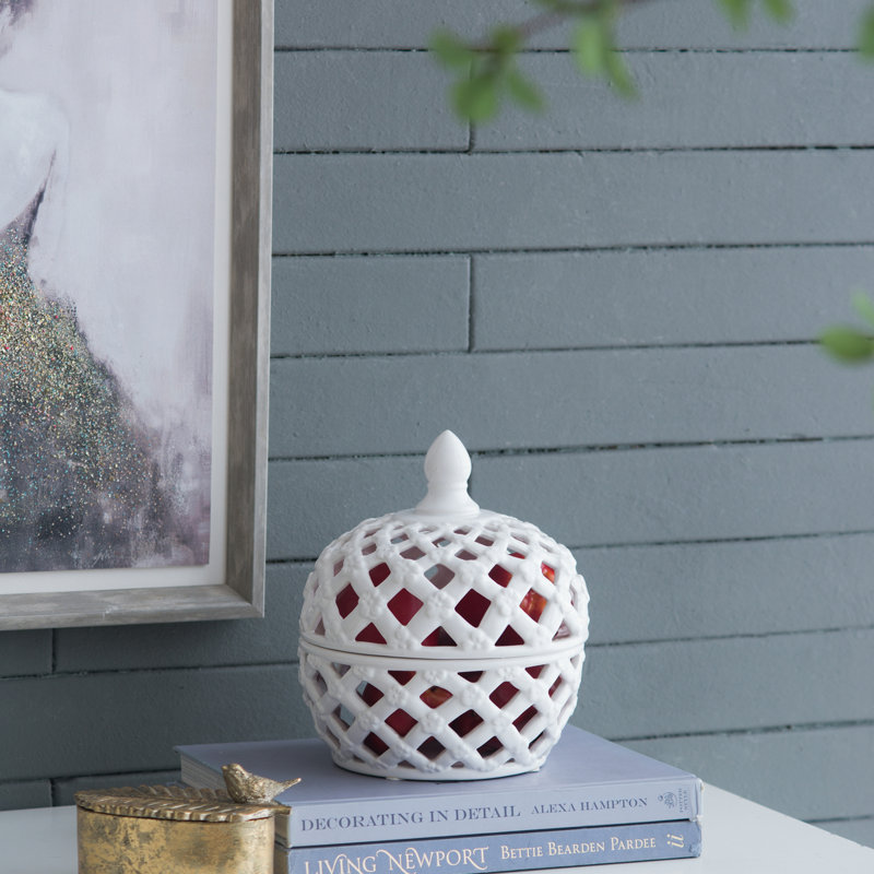Pot à couvercle en céramique blanche avec motif en treillis