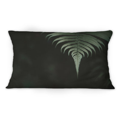 Fougère vert foncé dans la forêt II - Coussin décoratif traditionnel imprimé 12 po x 20 po