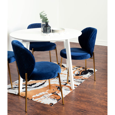 Configuration contemporaine pour 5 salles à manger - table ronde blanche et 4 chaises, et bois d'hévéa, revêtement somptueux de la chaise, espace moderne avec fabrication élégante en bois d'hévéa, design luxueux, expérience intemporelle