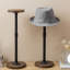 Ensemble de 2 porte-chapeaux à piédestal réglables en métal noir industriel avec base et plateau en bois brûlé rustique, casquette de baseball et présentoirs à perruques, ensemble de 2