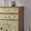 Armoire d'appoint classique en bois à dessin coloré.-111780965