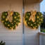 2 pièces couronne de Noël en pin de 20 po Norfolk pour porte d'entrée Couronne de cèdre artificielle verte pré-éclairée avec arc pour porte de Noël, mur, fenêtre, décoration de manteau