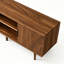 Meuble télé de 54,3 pouces de style Mid-Century cannelé avec tablettes ouvertes