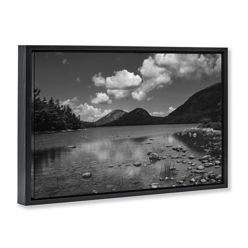 Cadre flottant de montagne nuageuse au loin, design par James Rodewald, H 21 po x l 31 po, Cadre flottant noir de jais