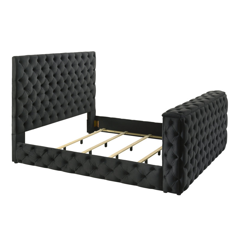 Ensemble de table de chevet luxueux très grand lit très capitonné avec pied de lit en velours noir