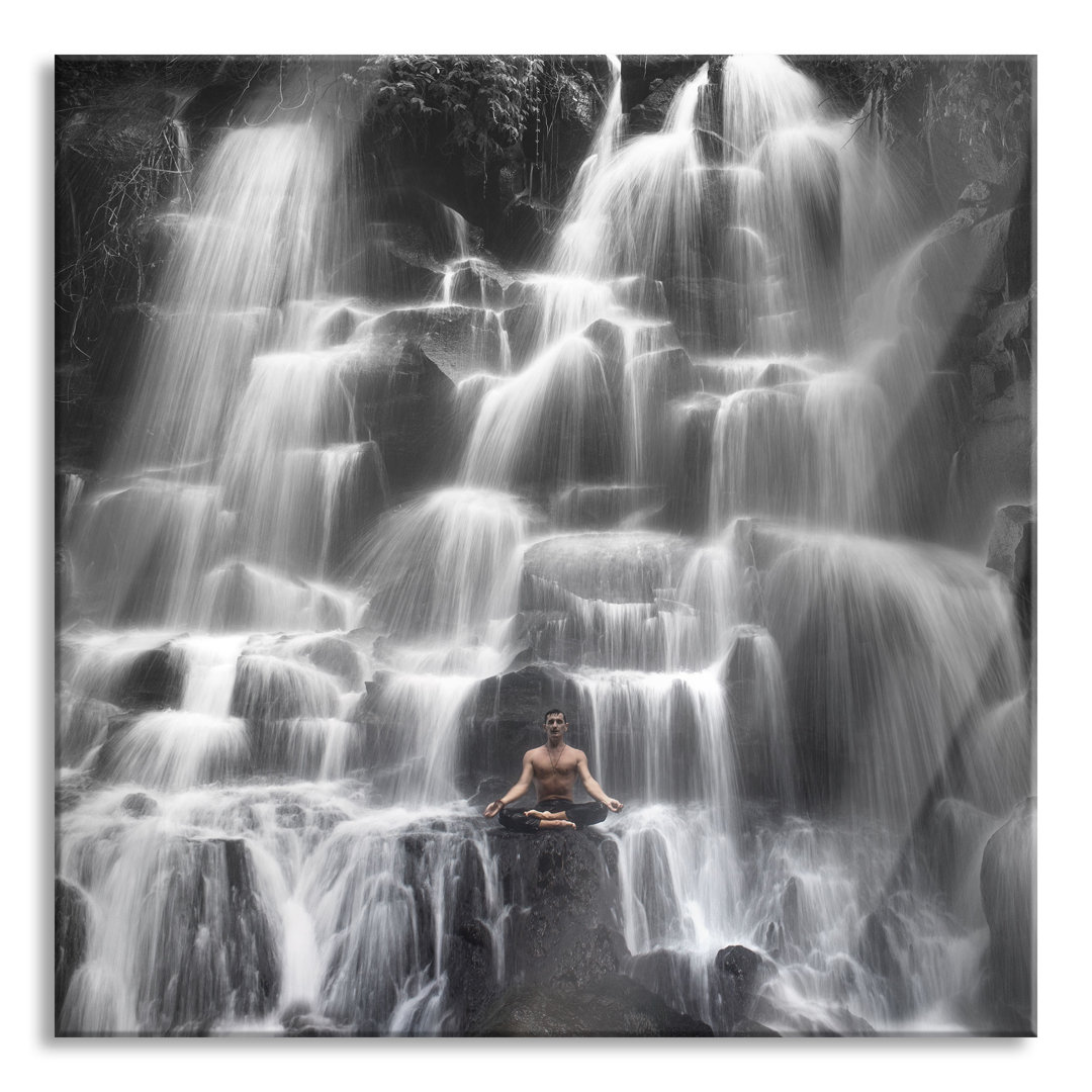 Glasbild Yoga am Wasserfall in Bali