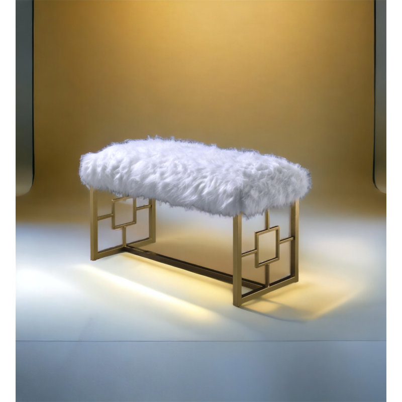 Banc Bagley II en fausse fourrure blanche et finition dorée, H 21 po x l 38 po x P 18 po