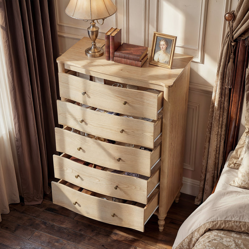 Commode verticale à 5 tiroirs H 47,2 po avec panneaux incurvés et base en bois massif Aaron, Bois jaune