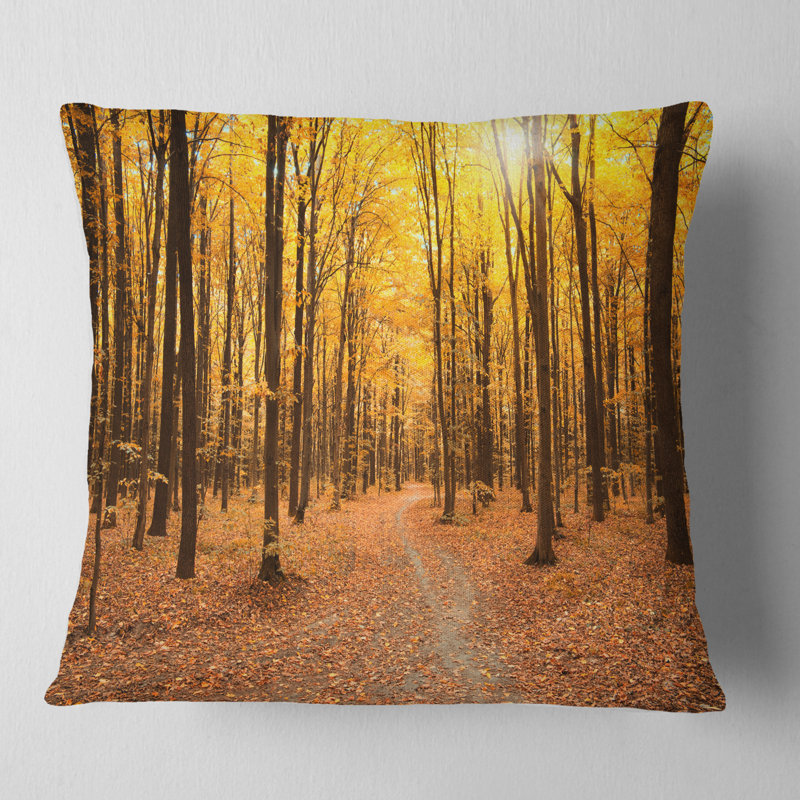 Coussin Yellow Treetops in Fall Forest, 18 po x 18 po, Carré