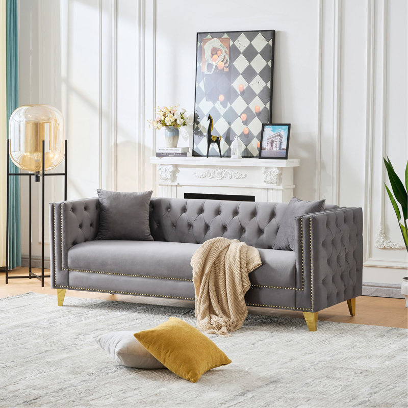Luxueux canapé Chesterfield en velours, 3 places avec capitonnage à boutons profonds, accoudoirs carrés et garniture cloutée pour des espaces de vie élégants