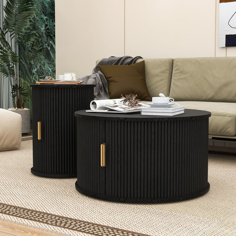 Ensemble de tables basses et de tables de bout modernes avec portes coulissantes cannelées, poignées dorées et rangement spacieux