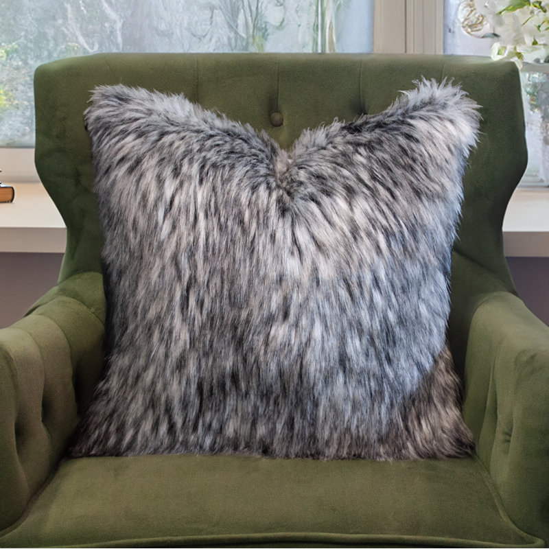 Ensemble de coussins décoratifs en fausse fourrure loup gris Thomas Collection®, Rectangle 12"H x 25"W