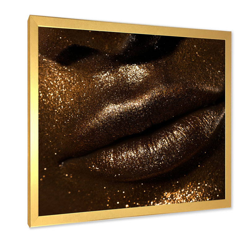 «Woman Lips with Glitter and Spangle» - photographie sur toile, H 16 po x l 16 po x 1,5 po, Toile encadrée d'or