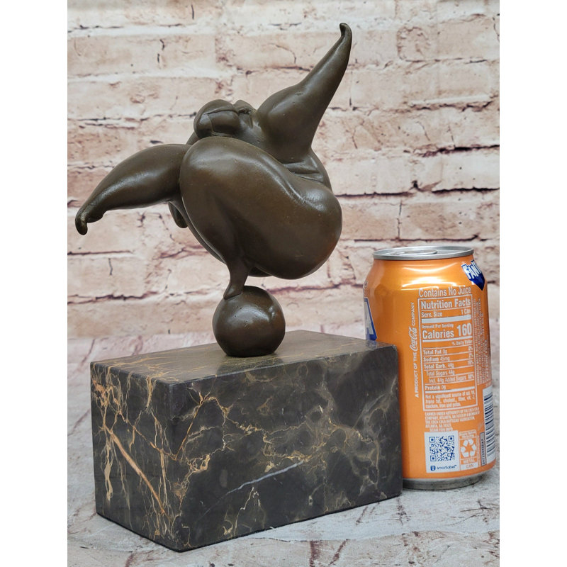 Sculpture d'une femme bien roulée