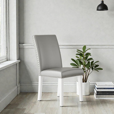 Ensemble de 2 chaises de salle à manger à dossier haut avec garniture cloutée Regal Estate