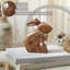 Lapin assis en bois naturel avec perles-106207853