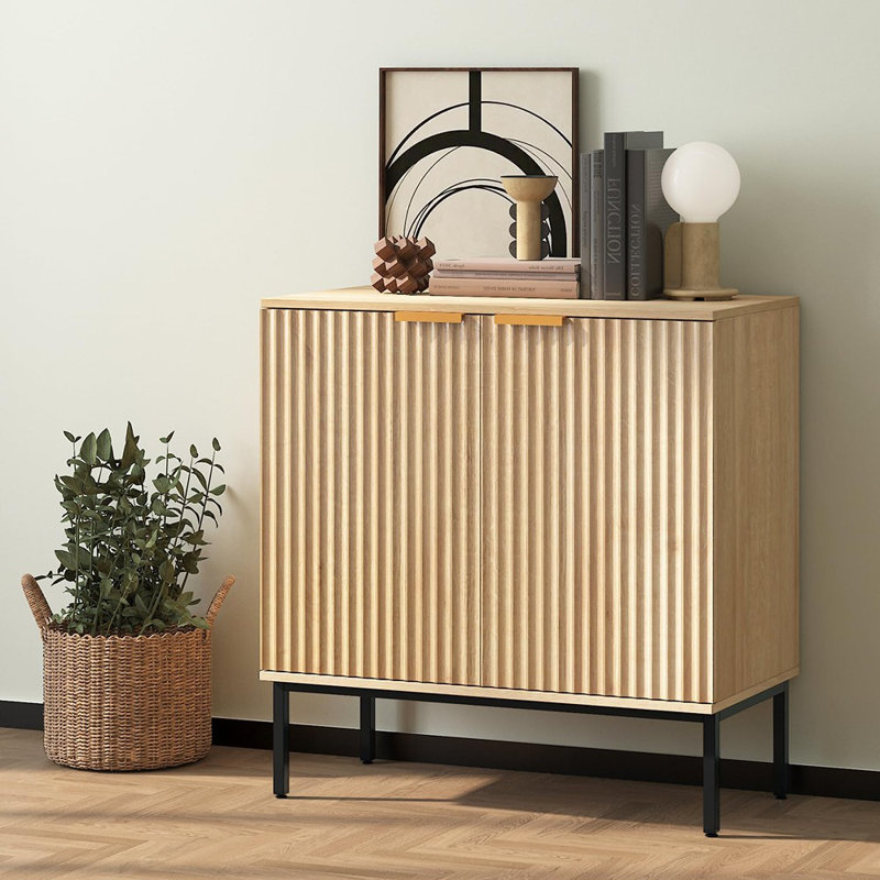 Buffet en bois cannelé avec portes et tablettes