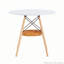 Table de salle à manger circulaire de 31,5 pouces de diamètre, plateau en panneau de fibres à densité moyenne blanc, pieds en bois massif, avec structure de panier de rangement tissé suspendu. Une table basse décontractée pouvant accueillir de 2 à 4 personnes.-129390082