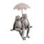 Statue de jardin assis avec quelques grenouilles et parasol