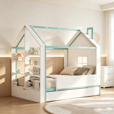 Lit de style maison avec lit gigogne, étagères de rangement, armoires et toit avec guirlandes de lumières intégrées