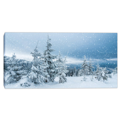 «Snowfall Over Mountain Forest», art mural sur toile