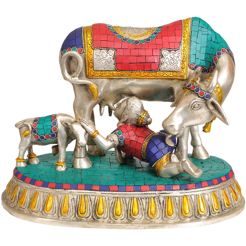 Bébé Krishna buvant du lait de vache