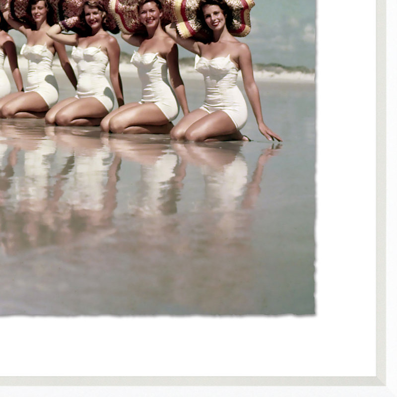 «Girls in Matching White Swimsuits and Floppy Hats on the Beach» par Getty Images - Photographie de cadre photo sur papier