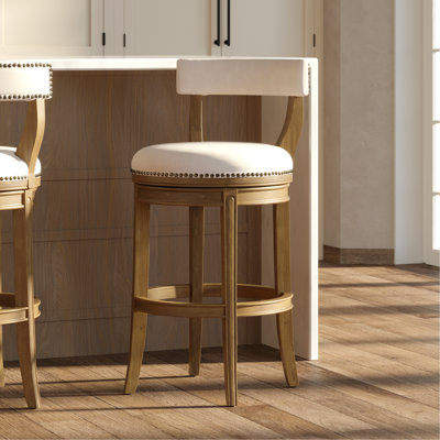 Tabouret de bar 31 po avec finition pacane, retour automatique à 180 degrés, siège en similicuir gris, structure en bois avec dossier ouvert, tabouret à pieds cloutés