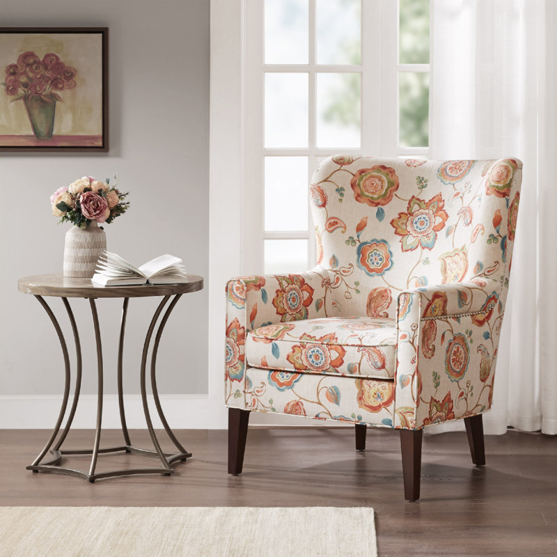Large fauteuil à oreilles avec garniture à têtes de clou Colette, Crème