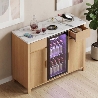 Meuble-bar à café cannelé de 135 cm avec emplacement pour mini-réfrigérateur et station de recharge, compatible avec un mini-réfrigérateur de 50 cm, meuble réfrigéré avec rangement pour bouteilles de vin, buffet avec casier à vin et rangement pour salle à manger, chêne