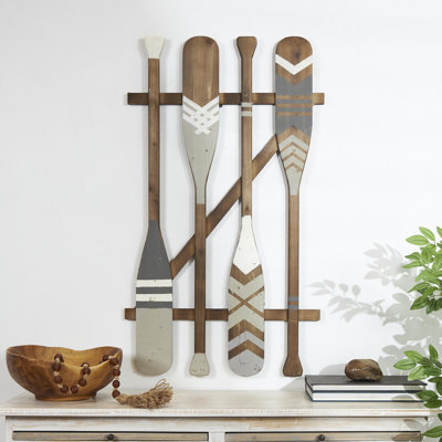 Décoration murale en bois à rayures et à rayures avec accents bleus discrets