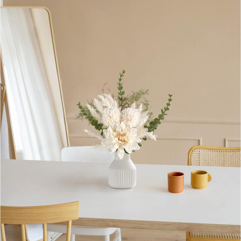 Petites fleurs artificielles dans un vase en céramique , Blanc