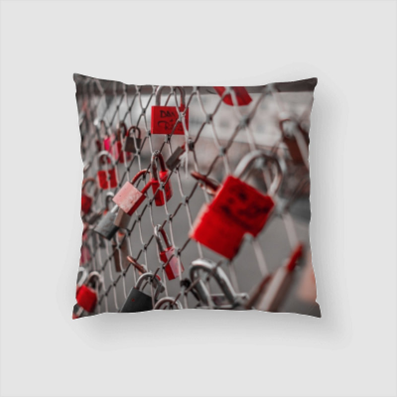  Coussin Love Locks on a Fence