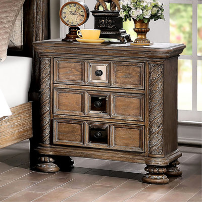 Table de chevet transitionnelle de ton naturel rustique, 3, en bois massif avec 3 tiroirs ronds en bronze, construction