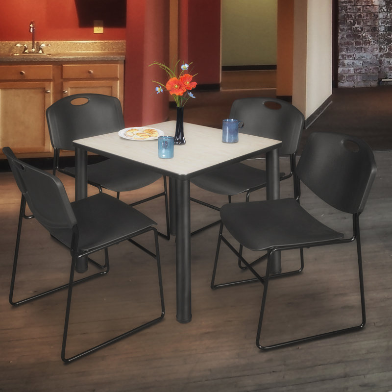 Plateau de table Kee Square, 4 chaises empilables Zeng, Noir, H 29 po x l 36 po x P 36 po, Érable