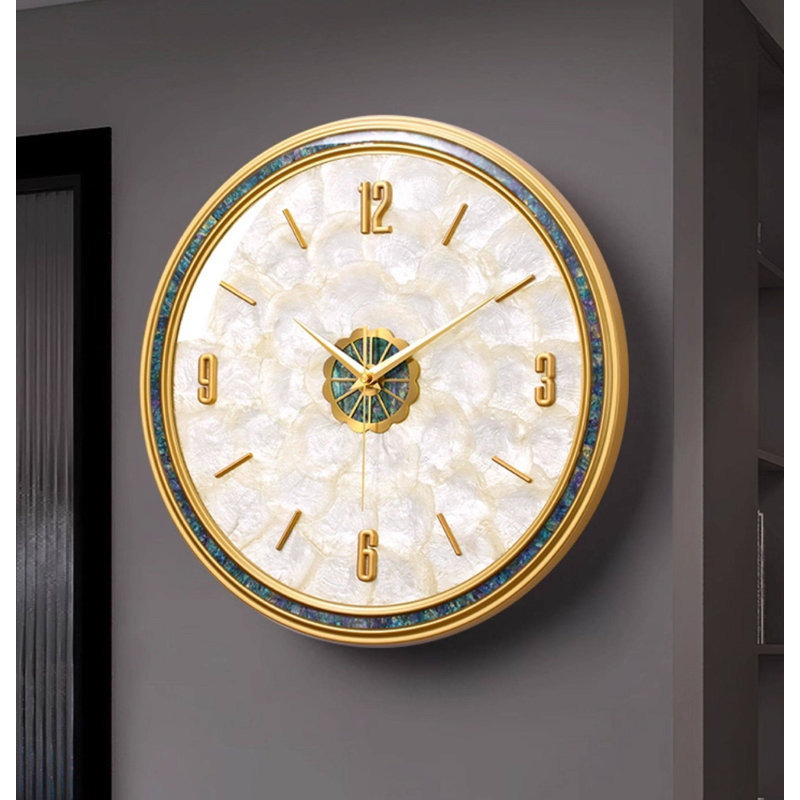 Horloge murale de luxe à bordure dorée avec cadran en coquille naturelle et fonctionnement silencieux, Médium