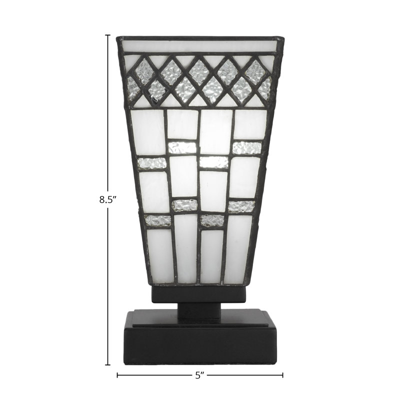 Lampe d'appoint Hinkley montrée dans une finition noire mate avec verre d'art étain carré de 5 po
