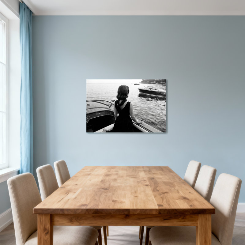 Femme à la mode en noir et blanc avec vue sur le bateau, H 24 po x l 36 po