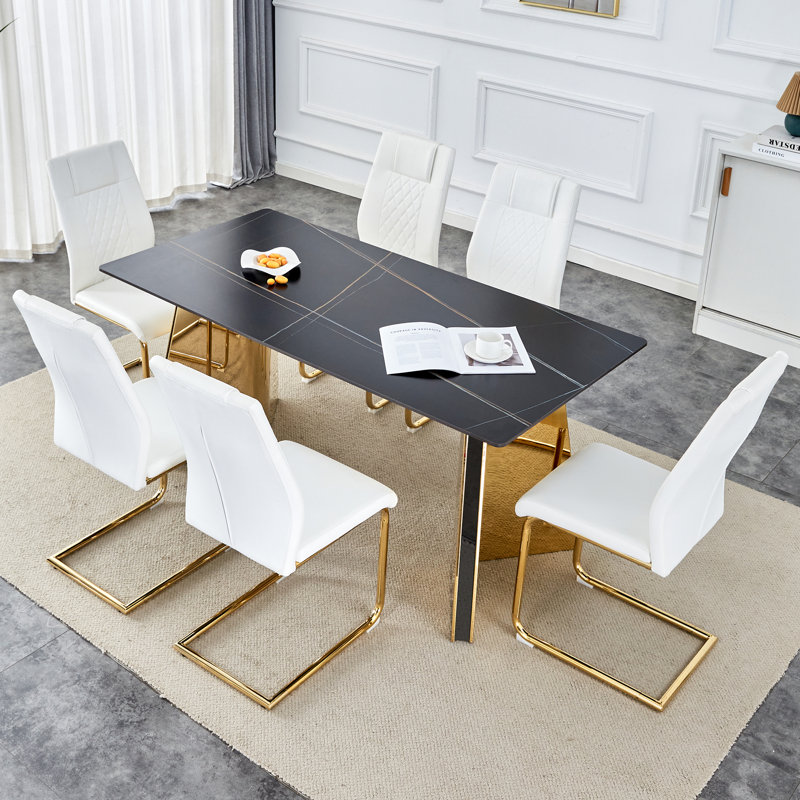 Ensemble de table de salle à manger moderne en marbre fritté d'aspect marbre de 63 po avec chaises en cuir synthétique et pieds dorés pour la salle à manger de cuisine
